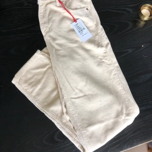 Manchester byxor beige  - Säljer oanvända Manchester byxor från Urban outfitters