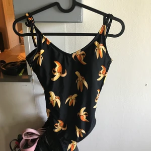  Svea baddräkt  - En jättefin Svea baddräkt med bananer på aldrig använt prislappen är kvar i storlek XS och den är så klart äkta💕💕