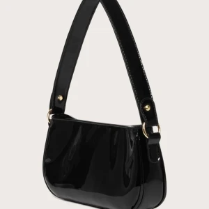 Axelväska i svart lack - Supersnygg svart lackväska med guldiga detaljer😍 perfekt storlek för det viktigaste sakerna. Använd 2 gånger. Frakt tillkommer💓