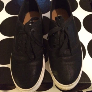  - Skor från Nelly svarta med vit platå och snygg detalj på baksidan. 
Skinnimitation.
Frakt tillkommer. 