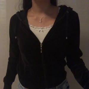 Velour tjocktröja - Najs tjocktröja i velour från cubus, väldigt 2000s vibe om man klär upp den 🖤 köpt för jag vet inte hur många år sen, väldigt fint skick. ❗️läs policy ❗️ 📦frakt 66kr📦