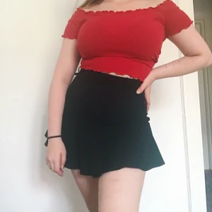 Off shoulder Brandy Melville topp - Super söt röd off shoulder crop top med lettuce hem från brandy Melville. Super stretchig, brandy’s One Size fits all men passar som en S. 90kr utan frakt  Möts i Sthlm eller fraktar