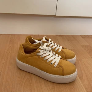 Gula platåskor stl 38 - Säljer dessa gula platåskor från Asos egna märkte, köpte de för ca 300kr. Säljer de då de inte kommer till användning lika mycket som jag hade hoppats. Köparen står för frakten!