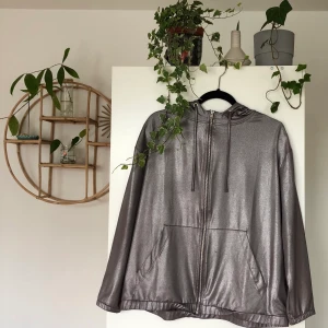 Silver sweatshirt  - Nytt, coachella edition 🌸