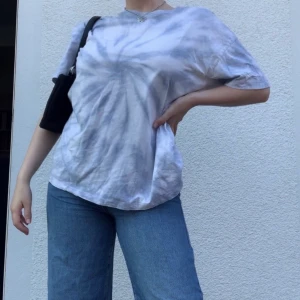 tie dye t-shirt - t-shirt i tie dye mönster! storlek XL så oversized, jag på bilden har i vanliga fall S/M! köparen står för frakten💕🦋