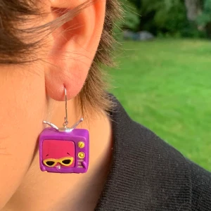 Ett par gulliga shopkins örhängen - Om man vill köpa ett örhänge så kostar det 45 kr och om man köper båda så kostar det 65 kr.                   Dom blev tillvärkade den 13 augusti 2020.