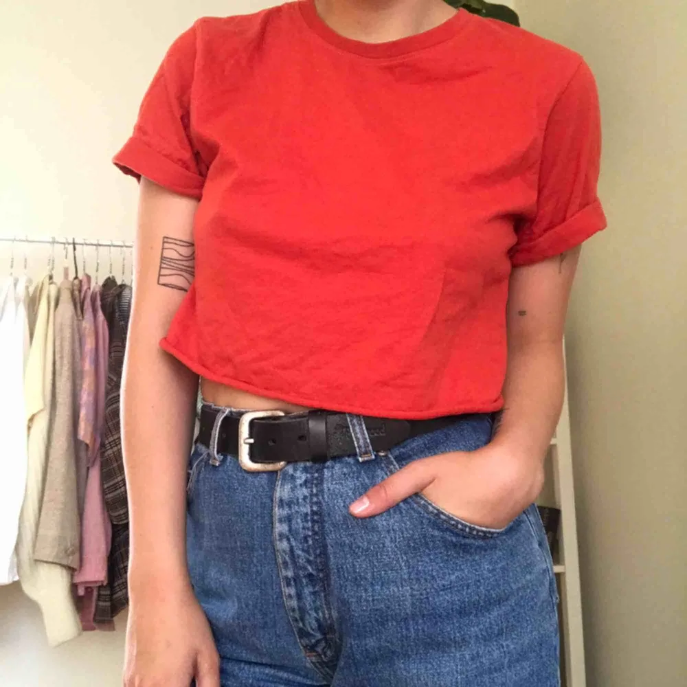 Avklippt tisha i ascool röd nyans köpt på humana. Skitsnygg till ett par jeans eller kjol i höst!! . T-shirts.