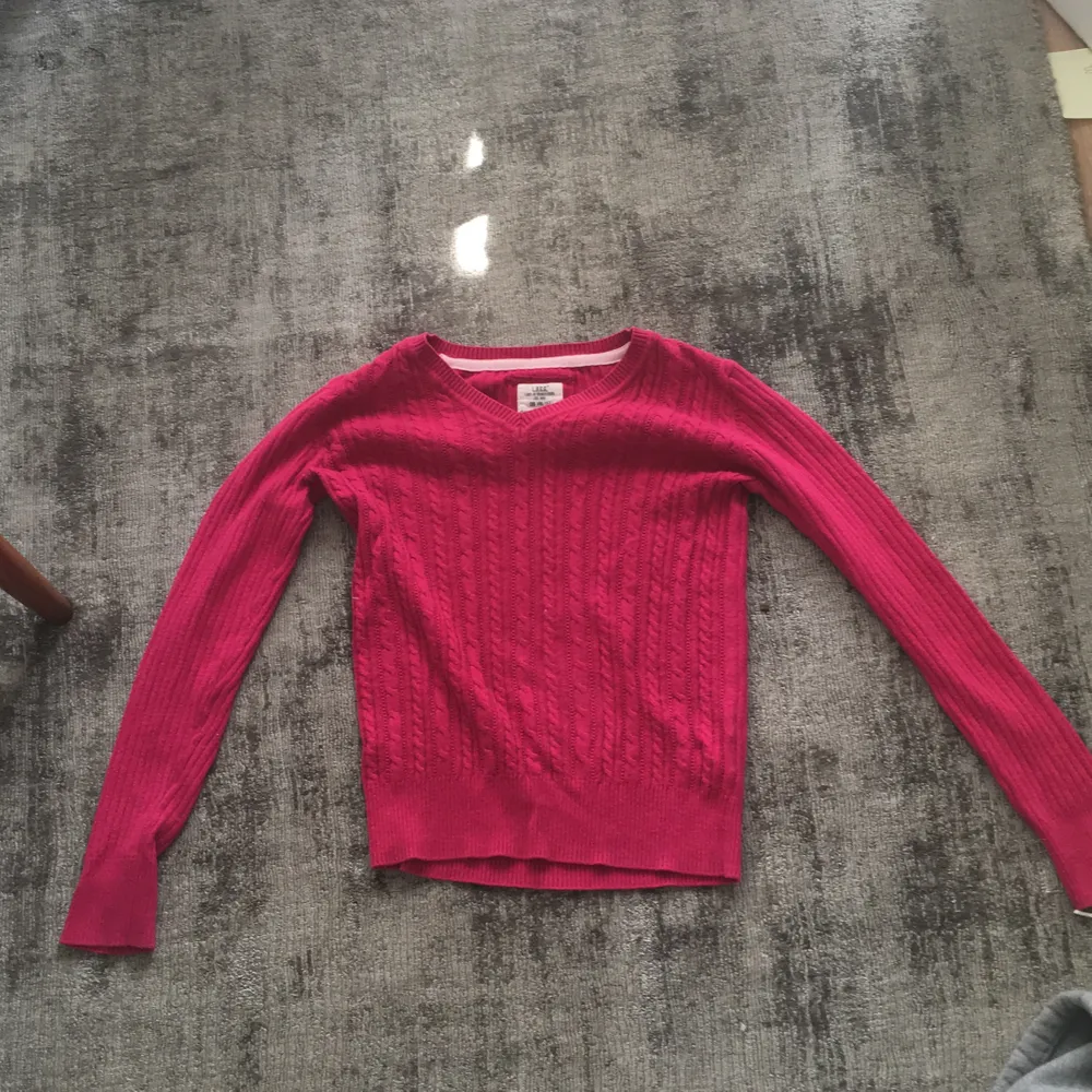 Jag säljer denna tröja från logg i storlek 146/152. Köpte den för ett år sedan men ändats använd 2-3 gånger!. Tröjor & Koftor.