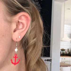 Ankarörhängen  - Extremt söta röda ankarörhängen. Aldrig använt dessa därav säljer jag dem. Kan mötas upp i Göteborg eller posta dom med brev. 