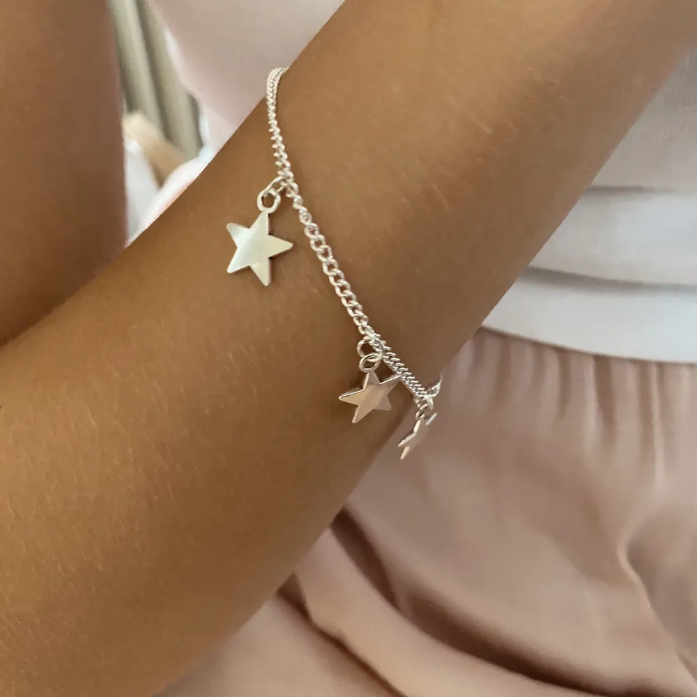 Handgjorda halsband med stjärnor samt armband med stjärnor. 99 kr styck. Fri frakt 🌟🤍😇. Accessoarer.