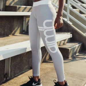 Aimn träningstights - Träningstights från aimn, går ej att köpa från hemsidan längre. Formar rumpan sjukt snyggt. Kan mötas upp inom Skåne eller skickas, isåfall tillkommer frakt. Väldigt stretchiga, så passar de flesta längder ☀️