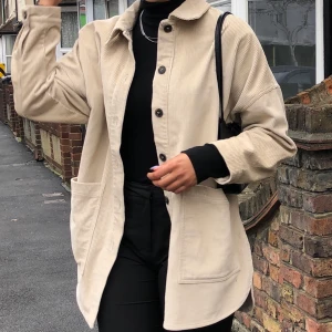 Manchester jacka - Beige tunn Manchester jacka. Den är inte varm utan mer som en tjock skjorta. Möts på Södermalm. Köparen står för frakt