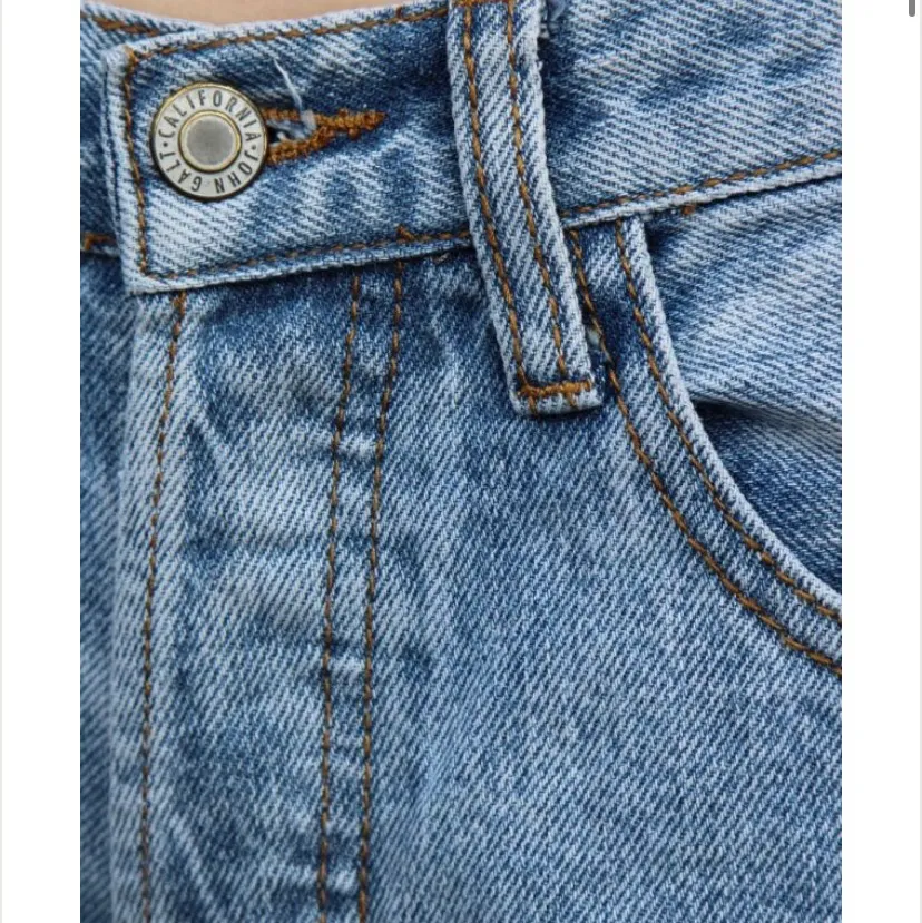 Riktigt snygga raka jeans från brandy i storlek S, aldrig använda!! Measurments: 25 cm Rise, 81cm inseam och 71cm waist. Hör av er vid frågor och fler bilder (inga bilder på)! Vid flera intresserade gäller högsta bud, köparen står för frakten🥰💕🧸. Jeans & Byxor.