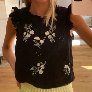 Topp med mönster - Jag säljer denna superfina topp från hm med broderade blommor. Säljer den eftersom den tyvärr inte används längre. Det finns inga defekter. Jag säljer den för 80kr+frakt, men om fler är intresserade får man lägga bud😋 Betalning via swish