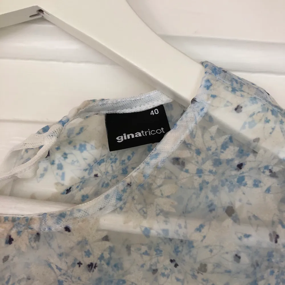 Superfin, oanvänd, somrig blus från Gina Tricot. Blommigt mönster i fina färger. Säljes på grund av för liten storlek, annars hade den används flitigt, nu har den istället hängt i gaderoben. Aningen genomskinlig, se bild två. Nypris 350, säljes för 200. Köparen står för frakten.. Blusar.