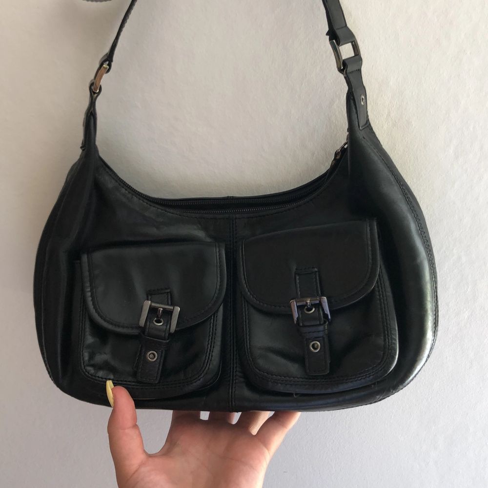 Super snygg väska som är köpt på second hand i svart skinn (kan vara fake). Perfekt i storleken och väldigt rymlig. Många fack och ett reglerbart band. Jag har inte använt den särskilt mycket, därav säljes den. Köpt för 200, köpare står för frakt. Pris kan diskuteras.. Väskor.