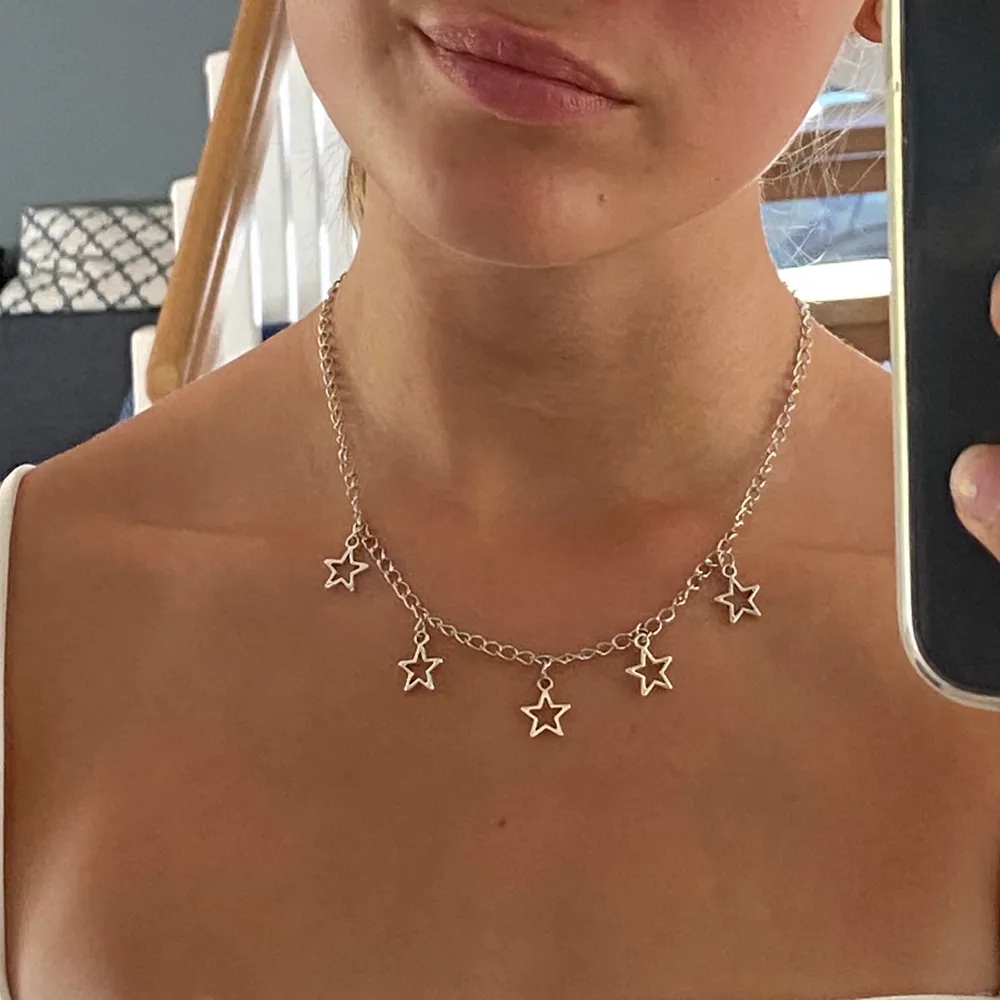 Handgjort halsband med stjärnor💜 Frakt 11kr💘 Fler smycken på insta @sthlm.jewelry💜 . Accessoarer.