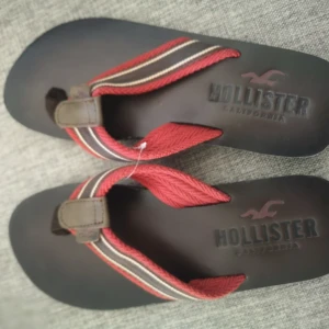 Hollister flip-flop - Helt nya! Storlek ca 42, längd på sula 28 cm. Gummisula gör att de kommer hålla länge! Kostat över 400 kr. Köpare står för frakt, alternativt hämtas i Bunkeflostrand.