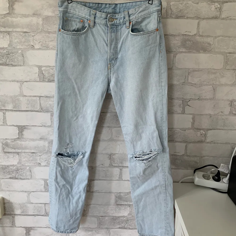 Jättesnygga ljusblå högmidjade jeans! Använda ett fåtal gånger och är i bra skick. Säljer pga inte min stil längre <3 (samfraktar så kolla gärna in fler annonser). Jeans & Byxor.