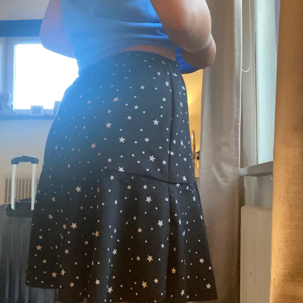 Sjukt snygg svart plt kjol med stjärnor på! Stl xs 💘jag som är mycket kort skulle säga att den är lite lång på mig.. Kjolar.