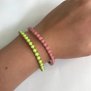 Armband - Två fina neonfärgade armband. 15kr + frakt 11kr (tar bara swish)