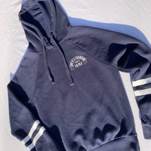 Hoodie från Ginatricot i storleken xs - Säljer denna blåa hoodien från Gina Tricot. Hoodien är i mycket bra skick och har normal passform. Säljer den för att jag inte har då jag inte har så mycket användning av den längre.