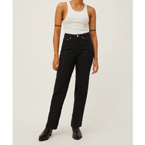 Rowe Jeans - Säljer dessa raka svarta jeans från Weekday i modellen ”Rowe”. Knappt använda. Säljer pga sitter inte snyggt på mig. Storlek 25/32. Skriv för egna bilder.