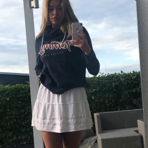 Tommy Hilfiger hoodie - Blå Tommy Hilfiger hoodie i storlek S, nypris ca 900kr säljer nu för 200kr.