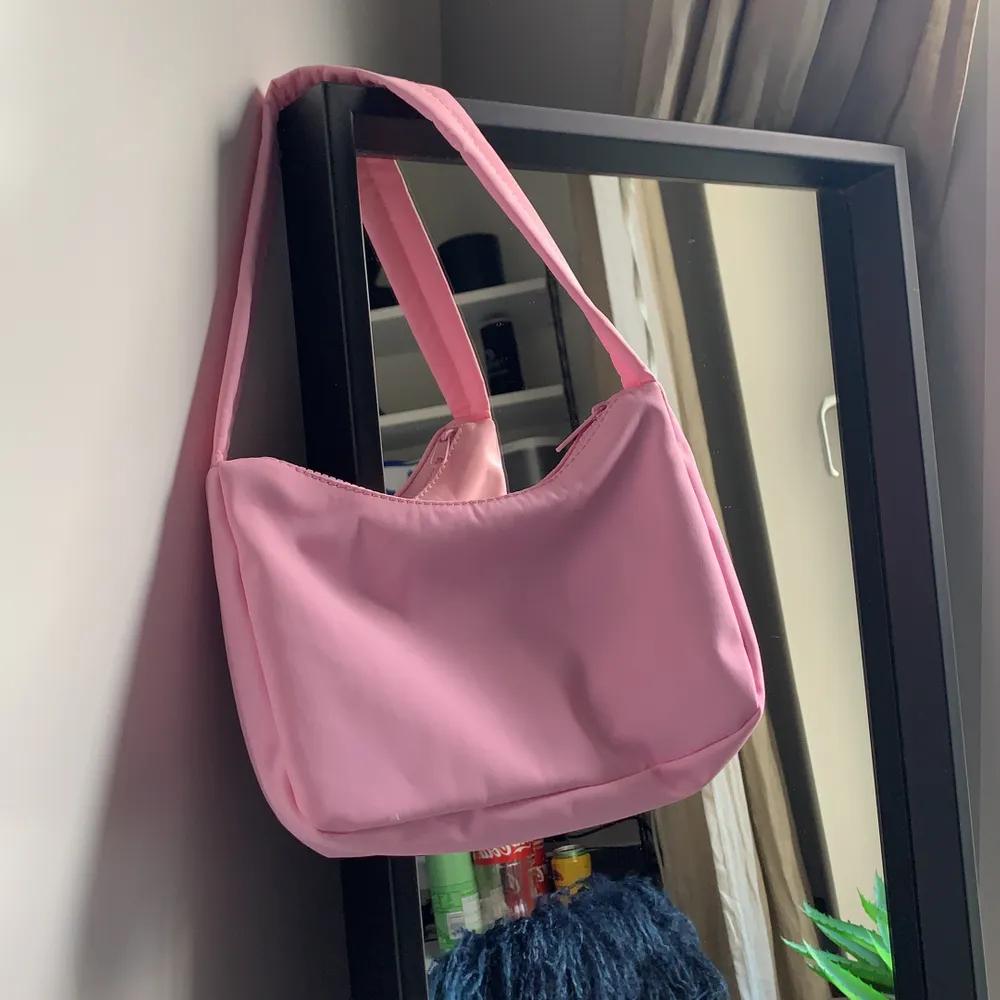  denna rosa superfina väskan från Gina tricot. Nyköpt använd ca 1 gång! Hör av er vad ni vill lägga! Nypris 249kr säljer för 180kr ink frakt. Väskor.