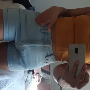 Bershka shorts L - As snygga high waisted shorts köpta från en märkes butik i spanien. Sitter tajtare runt midjan ch lite pösiga. Aldrig använda dom så dom är i topp skick! Pris kan diskuteras 