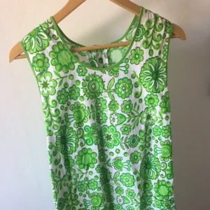  - Klänning 60tal! Supersöt, fickor och lätt slits fram så fin med ett par shorts under. Ej använd av mig! Tippar bomull och strl S Frakt 63kr