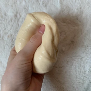 Gult fluffy slime - Detta är ett gult fluffy slime med silvrigt glitter i sig, de är handgjort med handskar och munskydd såklart, doftar som apelsin 40kr ink frakt 