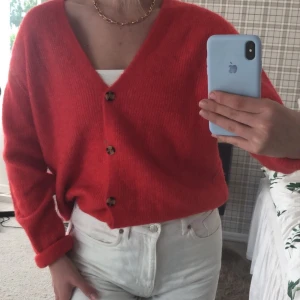 röd kofta - Röd kofta från bikbok som passar alla storlekar beroende på hur man vill att den sitter. Jättehärlig till hösten! Nypris: 499kr Möts i norrköping eller fraktar spårbart för 63kr 🦋