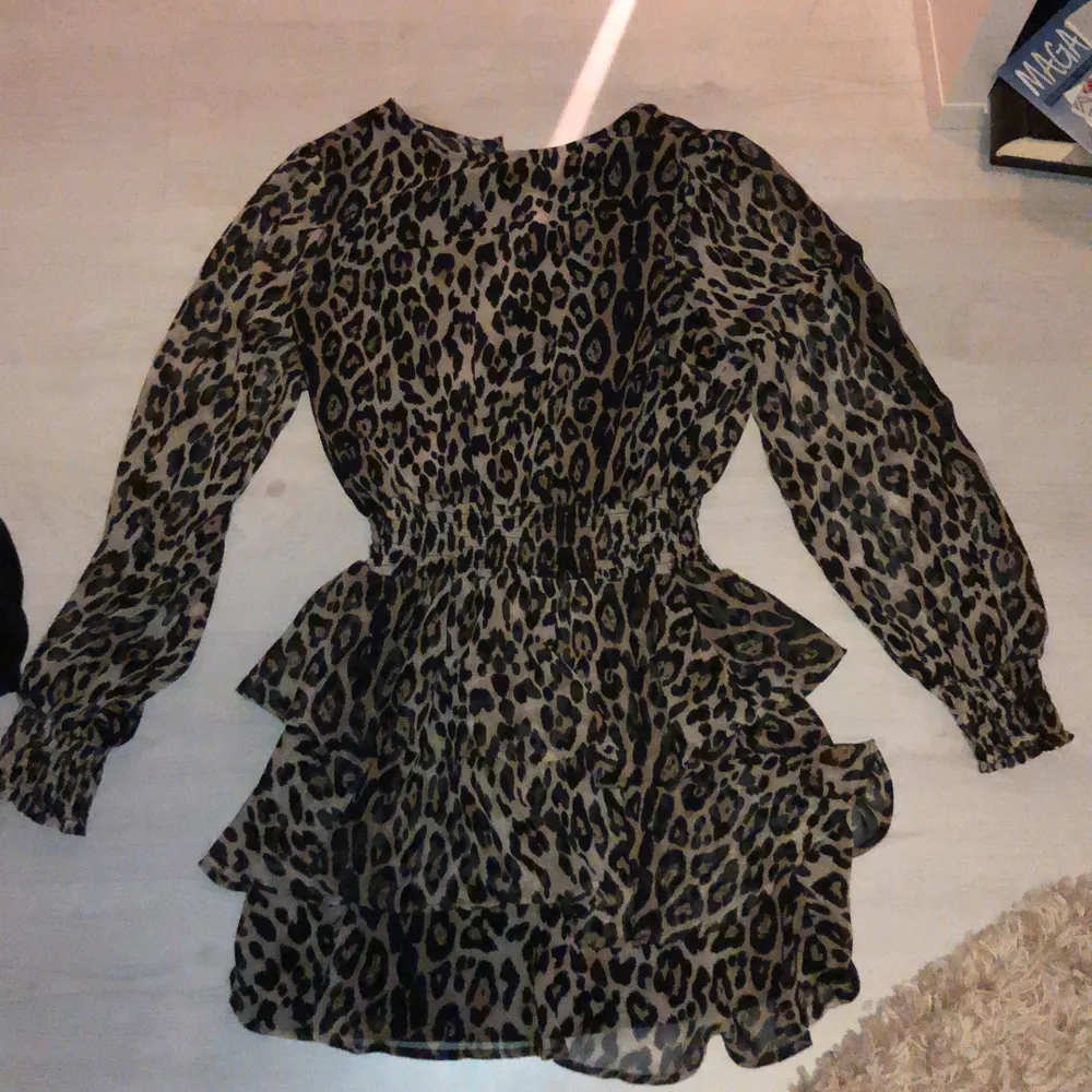 Säljer denna långärmade leopardklänningen. Priset är 40kr+ frakt💓. Klänningar.