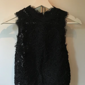 ZARA topp - Svart Zara topp i spets, använd en gång. 