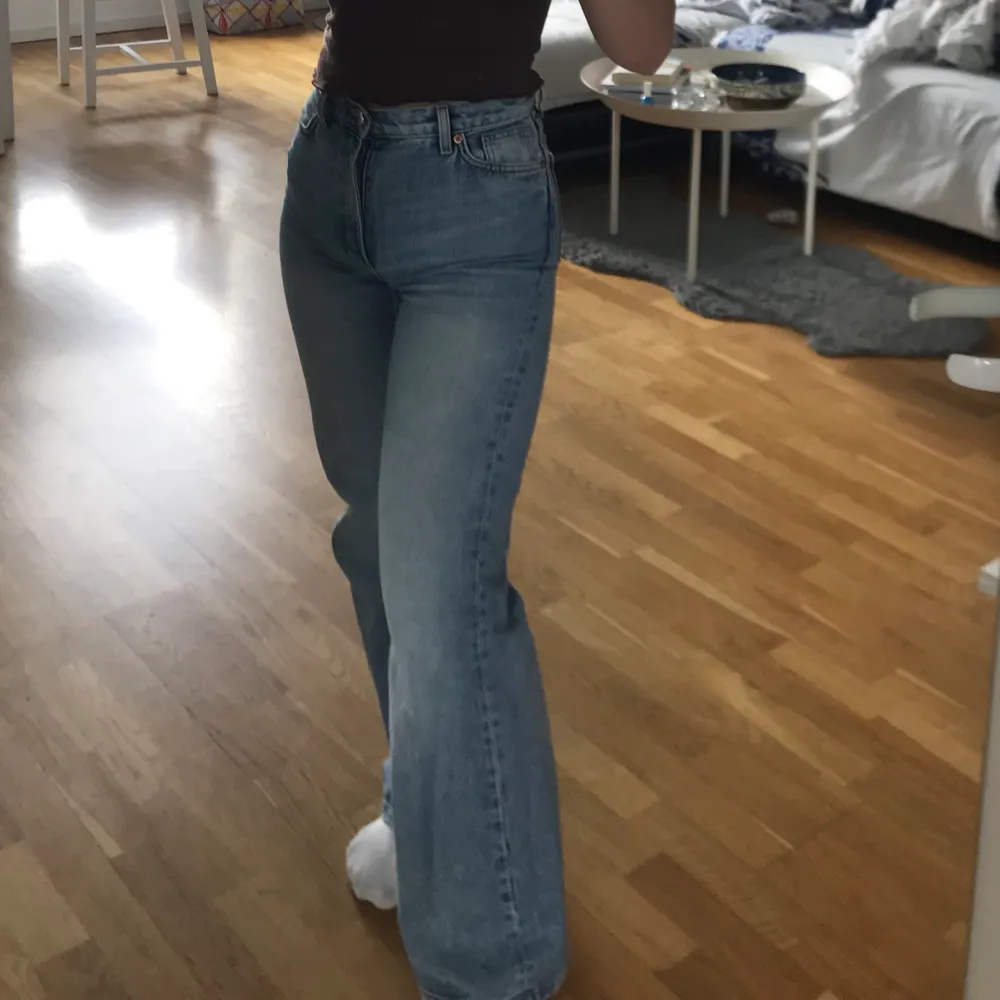 Säljer mina Yoko jeans från monki, bra skick förutom att dom gått lite sönder längst ner på ena benet  därav det låga priset💖 högsta bud 300 kr exklusive frakt. Jeans & Byxor.