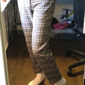 Rutiga skate byxor från carlings - Skitfina rutiga byxor från carlings🥰. Säljer de för att de har blivit för korta😩. Byxorna är i BRA skick 8.6/10 Byxorna är i size S och de passar W28-29, som referens är jag 184cm✨. Frakt behandlas av köparen :D