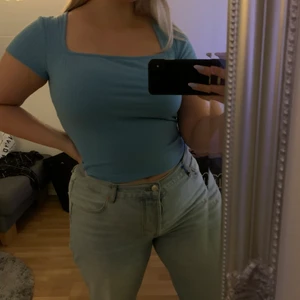 Blå tshirt - Blå lite kortare tshirt med jättefin skärning från NAKD, storlek XL. Aldrig använd med lappen kvar 🧚🏻