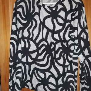 Marimekko långärmad topp  - En supermjuk topp från Marimekko. Aldrig använd och letar nytt hem ❤ den är figurnära och väldigt tjusig ihop med momjeans eller mer dressade byxor. Köptes för 799:- 🌻