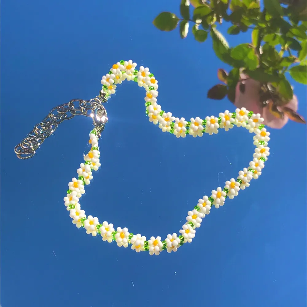 intressekoll! gör egna halsband och tänkte sälja. 🌸     ’blomkjedjan’ är 26 cm+ 8 cm med länkar. halsbanden görs på beställning och det går att välja färger själv.                                                                     100 kr inkl frakt . Accessoarer.