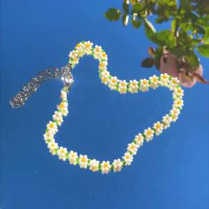 intressekoll! gör egna halsband och tänkte sälja. 🌸     ’blomkjedjan’ är 26 cm+ 8 cm med länkar. halsbanden görs på beställning och det går att välja färger själv.                                                                     100 kr inkl frakt 