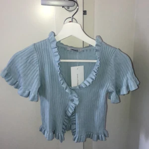 Topp från Chiquelle - Söt tröja från Chiquelle! Aldrig använd, prislappen kvar 🦋 Då intresset är väldigt stort, buda i kommentarerna! Budgivning slutar söndag 30/8 💙