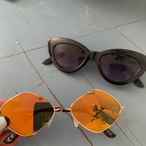 Solglasögon - Säljer dessa för 50kr styck. Använda en gång eller två, fint skick :)