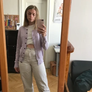 Ljuslila cardigan - Mycket söt pastell-lila kofta i bra skick. Fraktkostnad tillkommer. Kan även mötas upp i Stockholm 