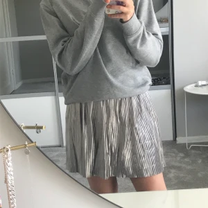 Silver kjol - Säljer nu denna super söta silver kjol från Zara. Köpt på barnavdelningen men sitter som en XS- S ( passar mig som vanligtvis har 36/S). Köparen står för frakt på 42 kr. Kjolen är knappt använd 🥰
