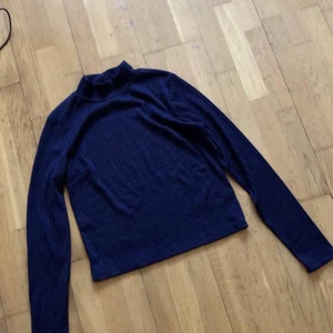 Halv polo  - En blå topp med halvpolo. Fint skick 