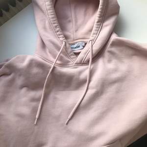 En rosa oversized hoodie från weekday, fint skick. Strl xs, men känns som S/M. Nypris 350kr, säljer för 180, köpare står för frakten.