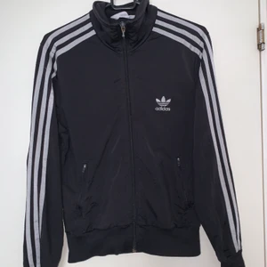 Adidas - Svart adidas kofta. Hämtas upp eller fraktas. Köparen står för frakt. Frakten ligger på ca 40kr. Skicka privat för bättre bild.