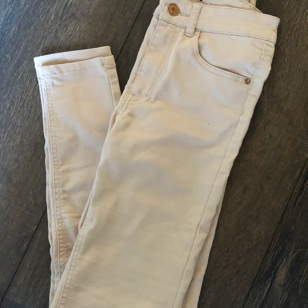 ljusrosa jeans från bikbok, typ aldrit använda, högmidjade. Jeans & Byxor.