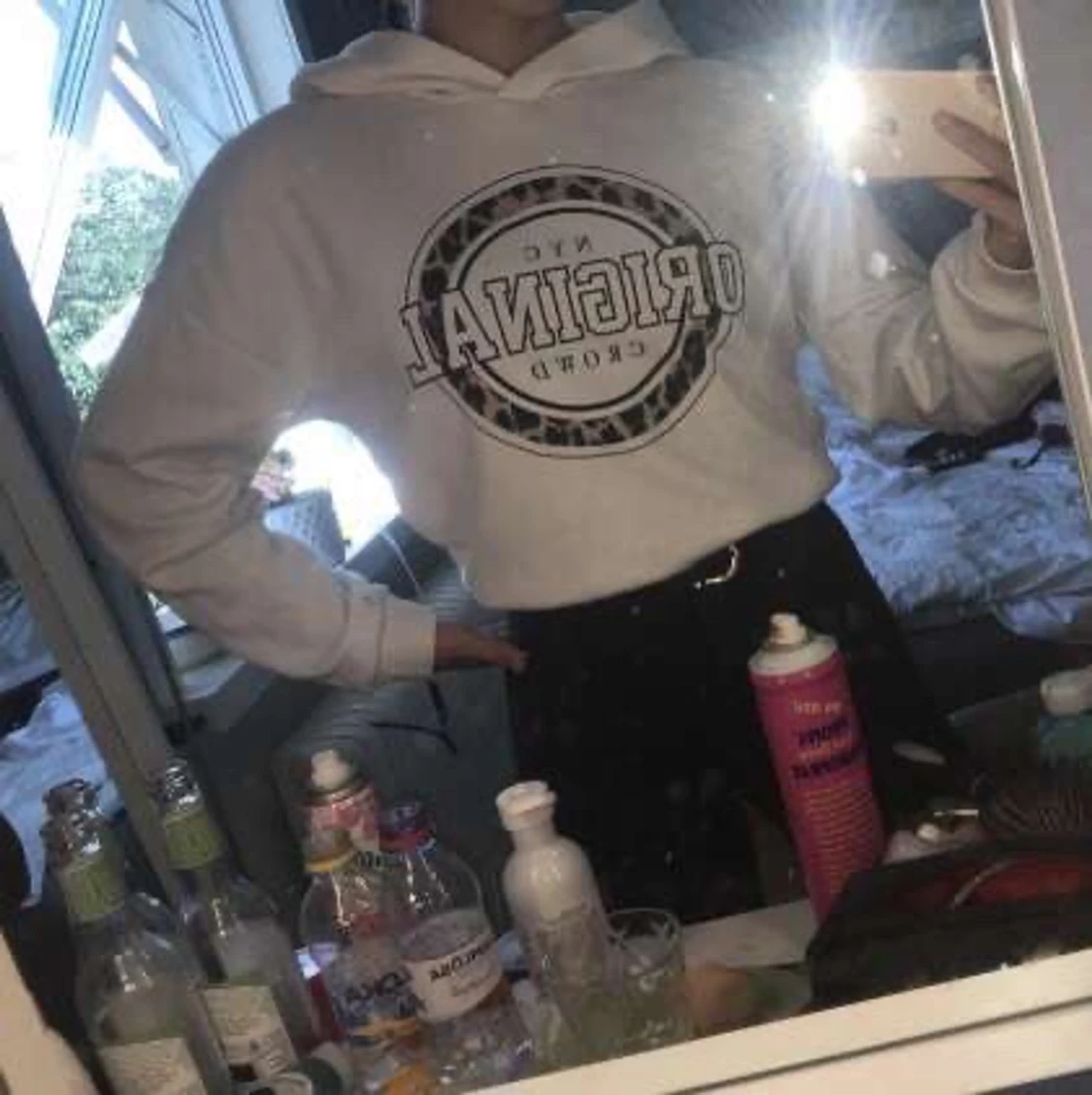 En vit hoddie med ett tryck på  - 91